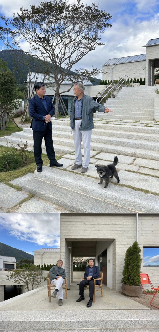 경상남도 양산 평산마을에서 대화를 나누고 있는 문재인 전 대통령과 전해철 더불어민주당 의원의 모습. <전해철 SNS>